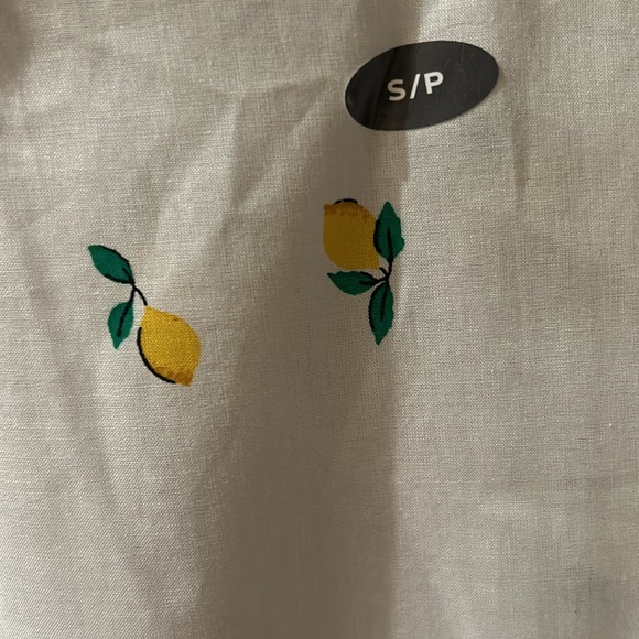 Adorable lemon print top from Van Heusen. Never worn - Picture 4 of 5